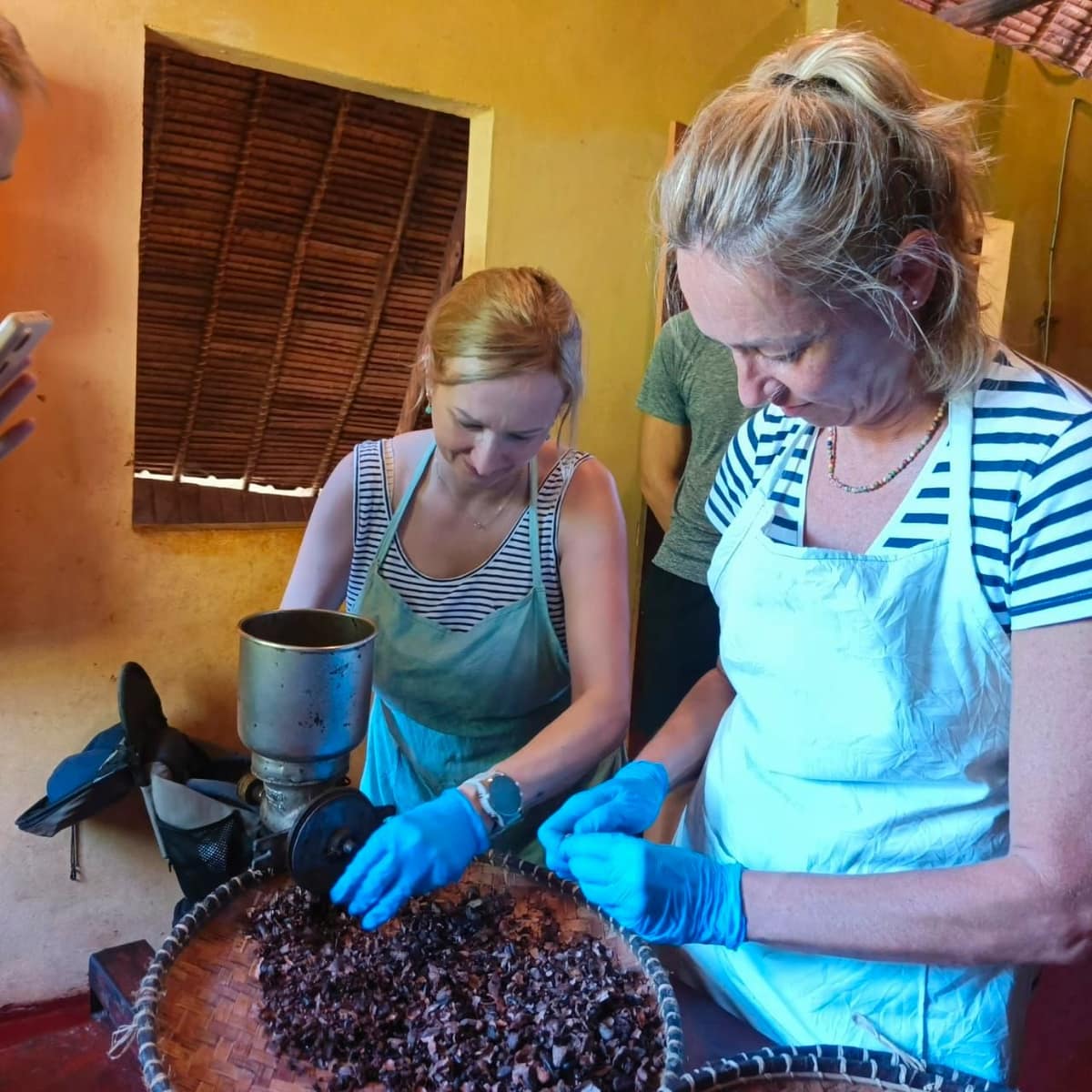 Concassage des fèves au moulin à main