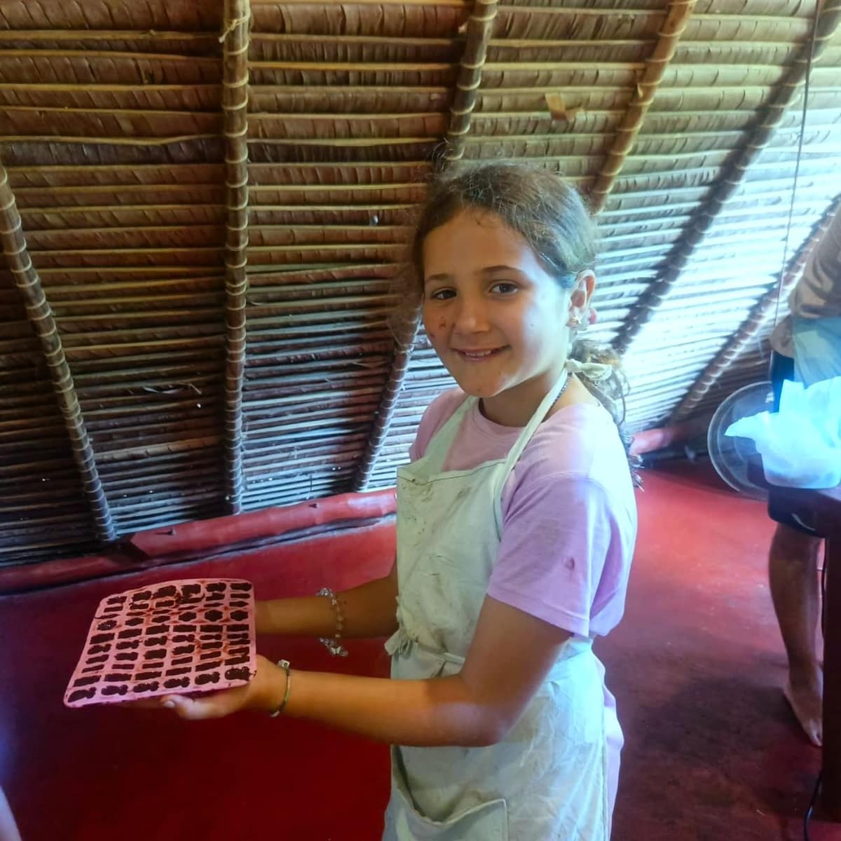 Une fillette montre son moule à chocolat